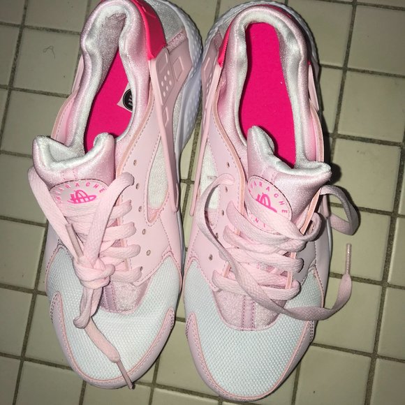 Size 7 (in Kids) Nike Huaraches Pink Foam/White/Hyper Pink
